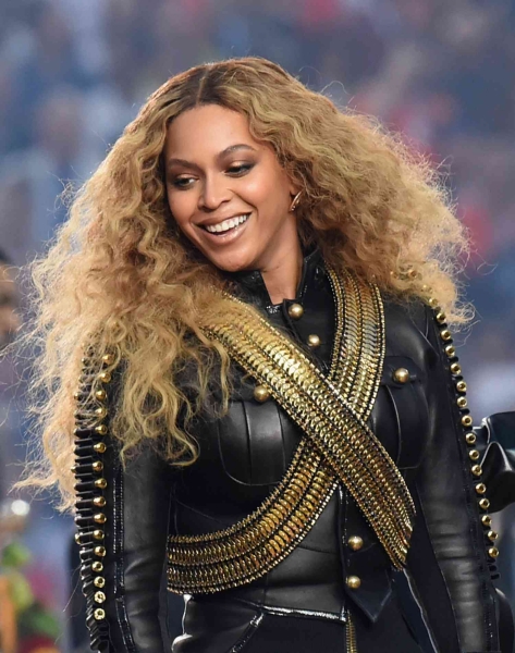 For over the past decade, celebrity colorist Rita Hazan has been the genius behind Beyoncé's blonde strands. While changing up the star's look, Hazan knows exactly what to do to make sure her hair stays healthy. Here's how she does it, and 10 of Beyoncé's iconic blonde looks.