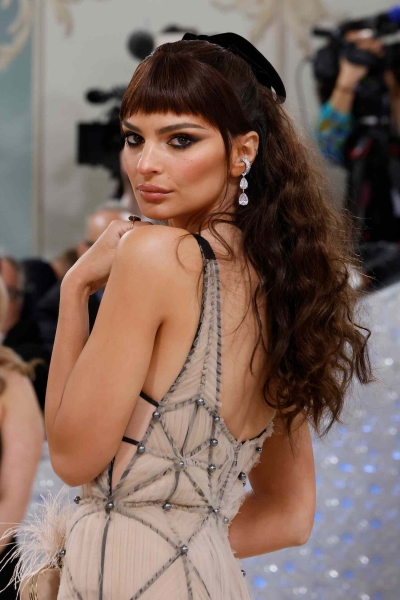 Ease is a major element of the EmRata brand—the model's seemingly effortless approach to beauty leaves room for her natural features to do most of the work. Here are 15 of her best hair looks.