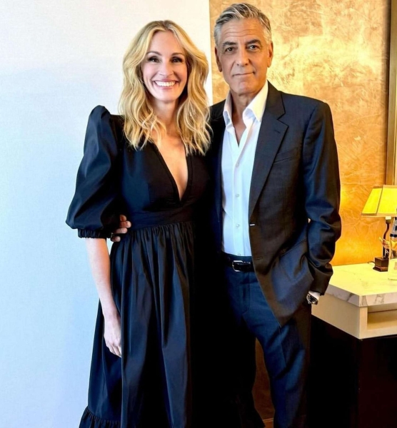 Julia Roberts changed her signature red hair to a bright blonde. Her colorist, Kadi Lee, explained the process on Instagram.