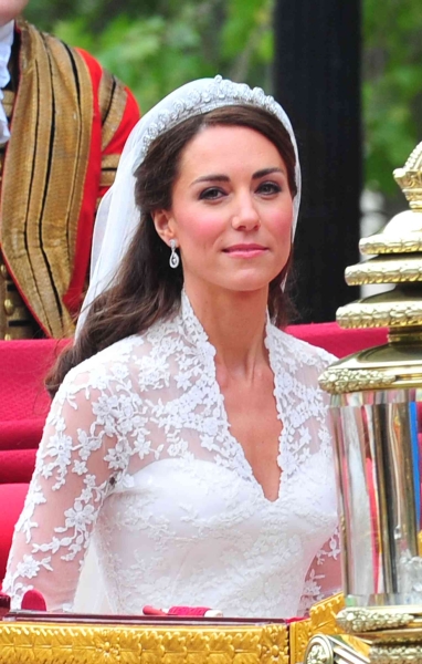 The Kate Middleton haircut is all about long layers and full-bodied volume. Here's what experts have to say about the Princess's signature style.