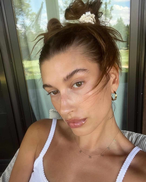 Constant glam is a reality of fame, which means celebrities without makeup garner all the more attention for the deviation. See 25 celebrities without makeup.