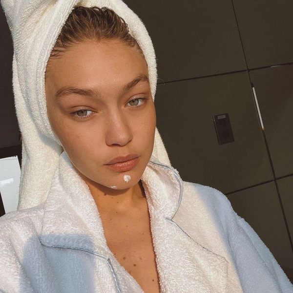 Constant glam is a reality of fame, which means celebrities without makeup garner all the more attention for the deviation. See 25 celebrities without makeup.