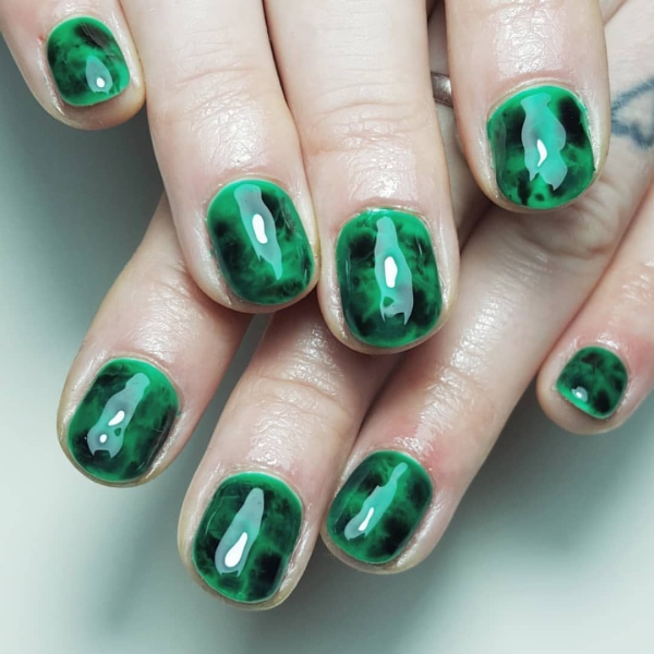 It's undeniable: Green is the color of the moment. Whether you want to go full neon or more muted, here are 18 short green nail looks to inspire your next manicure.