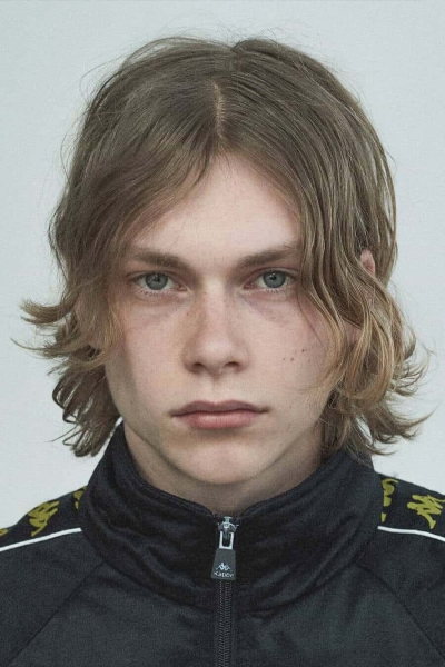 Middle Parting Hairstyles for Men: Perfecting the Curtains Trend