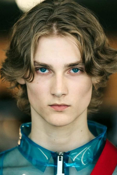 Middle Parting Hairstyles for Men: Perfecting the Curtains Trend