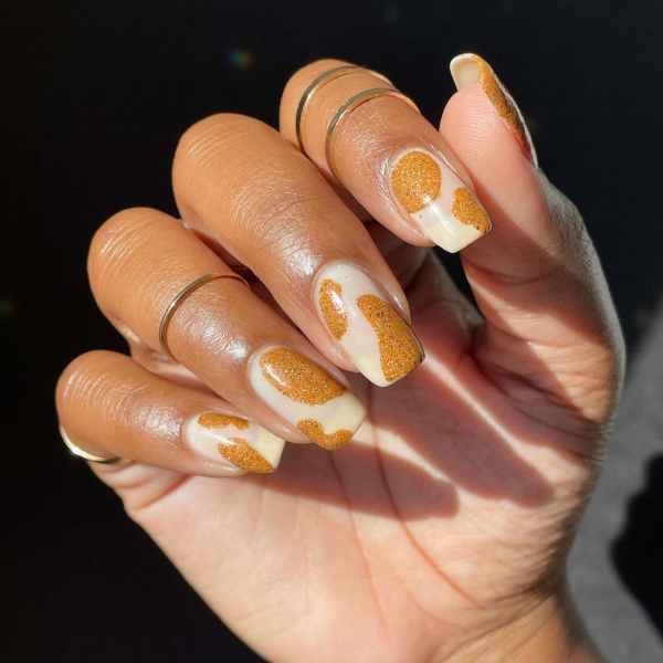 Square nails are making a comeback! From tortoiseshell print to colorful French manicures, scroll through 20 square fall nail ideas we can’t wait to recreate this autumn.