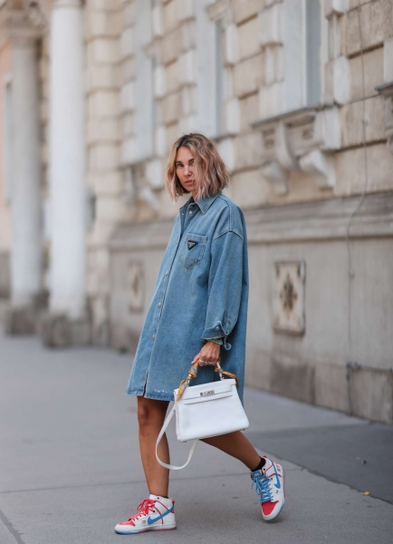 If you're wondering how to style a denim dress, you're in luck. From outerwear to complementary accessories, check out 17 denim dress outfits, here.