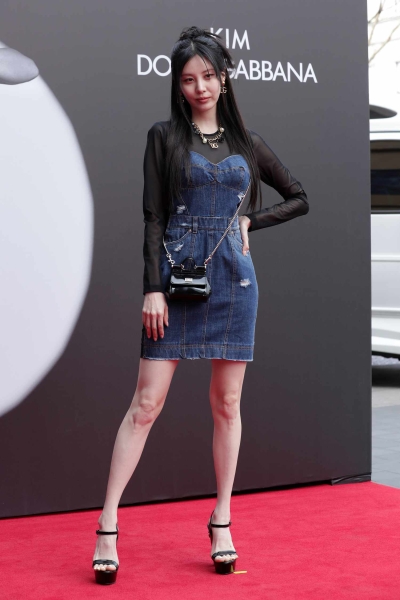 If you're wondering how to style a denim dress, you're in luck. From outerwear to complementary accessories, check out 17 denim dress outfits, here.