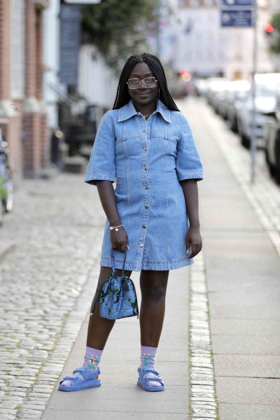 If you're wondering how to style a denim dress, you're in luck. From outerwear to complementary accessories, check out 17 denim dress outfits, here.