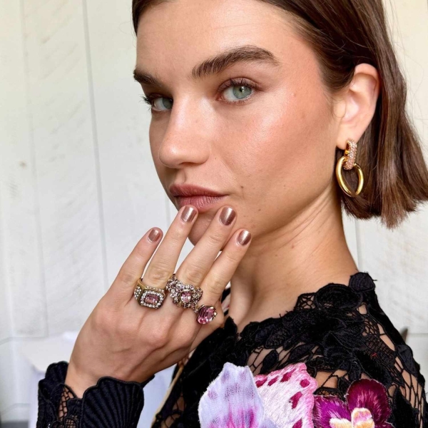 September is the perfect time to start embracing richer, cooler tones and earthier palettes in your fashion and beauty choices. Here, explore over a dozen September nail ideas featuring with the hues.