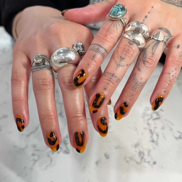 Autumn tones, animal prints, and foliage details are the easiest way to elevate manicures for the November. Here, explore over a dozen November nail ideas.