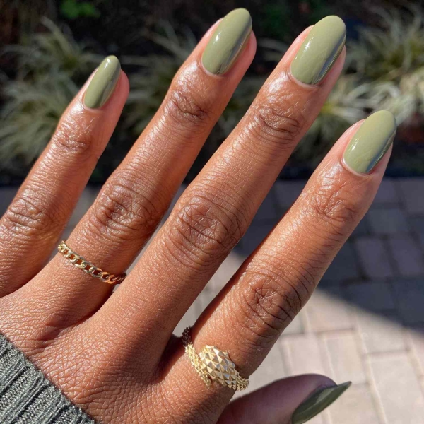 If you're looking for the best fall green nails to wear this autumn, look to these 17 photos for inspiration to take to the nail salon. From mint green to emerald hues, there's a green nail look for every occasion.