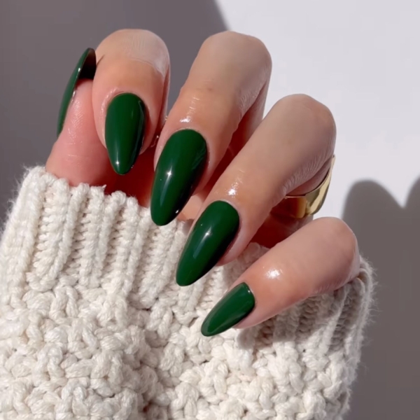 If you're looking for the best fall green nails to wear this autumn, look to these 17 photos for inspiration to take to the nail salon. From mint green to emerald hues, there's a green nail look for every occasion.