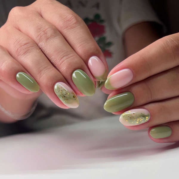 If you're looking for the best fall green nails to wear this autumn, look to these 17 photos for inspiration to take to the nail salon. From mint green to emerald hues, there's a green nail look for every occasion.