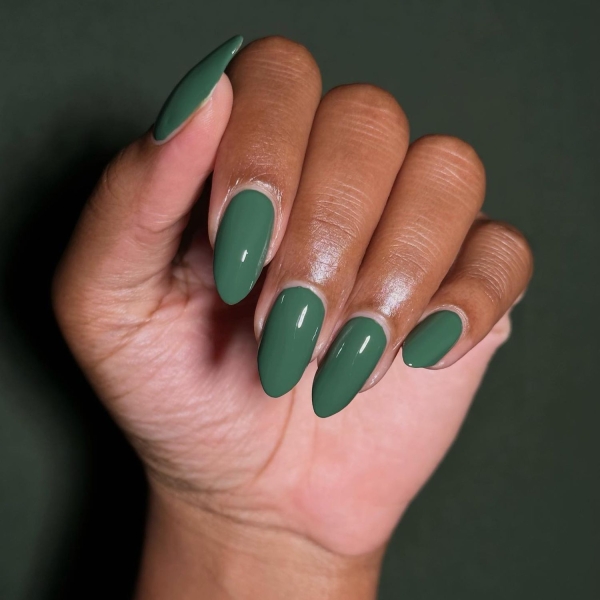 If you're looking for the best fall green nails to wear this autumn, look to these 17 photos for inspiration to take to the nail salon. From mint green to emerald hues, there's a green nail look for every occasion.