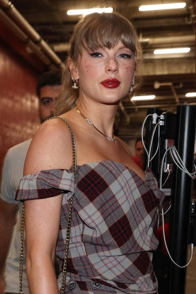 Taylor Swift wore an Internet-breaking splash of golden glitter freckles across her face to the Chiefs vs. Saints game. Here's how you can DIY the shimmering game-day look.