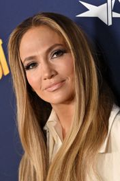 Jennifer Lopez appeared at a photocall for the London press tour of her film 'Unstoppable' and her black-and-white look gave us total film noir flashbacks.