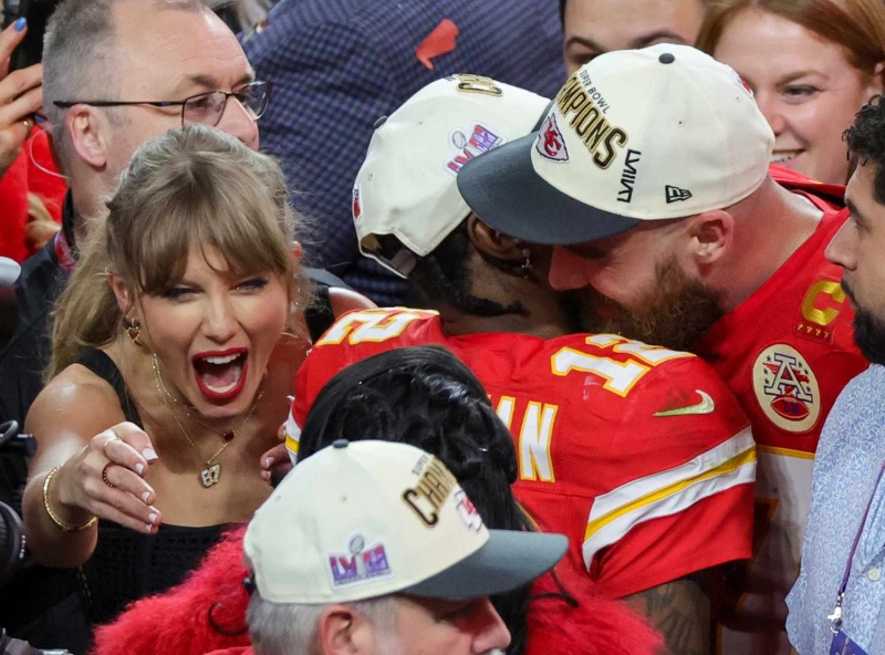 Taylor Swift paid tribute to Travis Kelce at the Kansas City Chiefs game on Nov. 29, wearing a diamond necklace that was a bigger and blingier version of the one she wore to the 2024 Super Bowl.