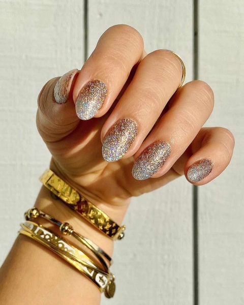 With holiday nail designs, you can lean into chunky glitters, fine shimmers, rich jewel tones, and festive motifs to keep a little piece of the holiday spirit right at your fingertips.