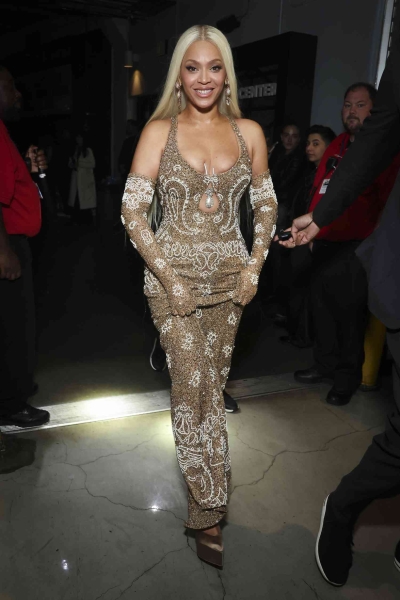 Beyoncé appeared to have a wardrobe malfunction with her Schiaparelli couture gown on stage at the 2025 Grammys. However, she fixed it before winning her next award.