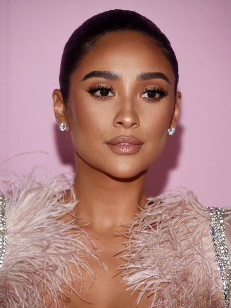 Celebrity makeup artists reveal their top tips for achieving a Valentine's-ready beauty look. Here, find over a dozen romantic and flirty Valentine's Day makeup looks worth recreating.