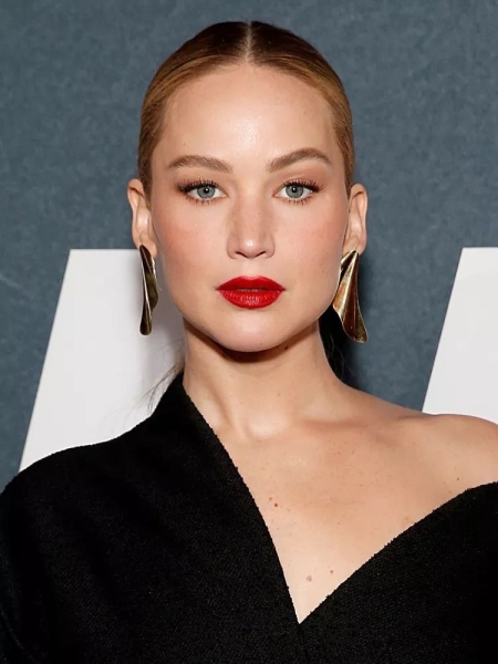 Celebrity makeup artists reveal their top tips for achieving a Valentine's-ready beauty look. Here, find over a dozen romantic and flirty Valentine's Day makeup looks worth recreating.