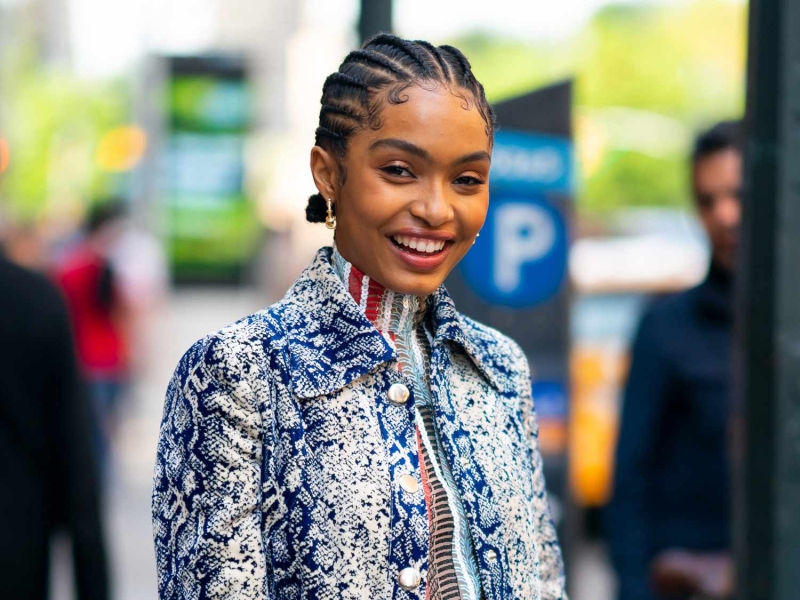 Whether you’re new to feed-in braids or rock them regularly, we’re here to share all the different ways you can wear them. From box braids and bun braids to Ghana braids and Fulani braids, we’ve got 25 stunning styles to inspire your next ‘do