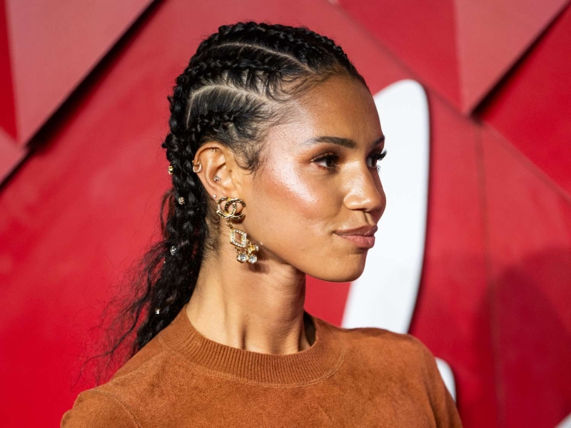 Whether you’re new to feed-in braids or rock them regularly, we’re here to share all the different ways you can wear them. From box braids and bun braids to Ghana braids and Fulani braids, we’ve got 25 stunning styles to inspire your next ‘do